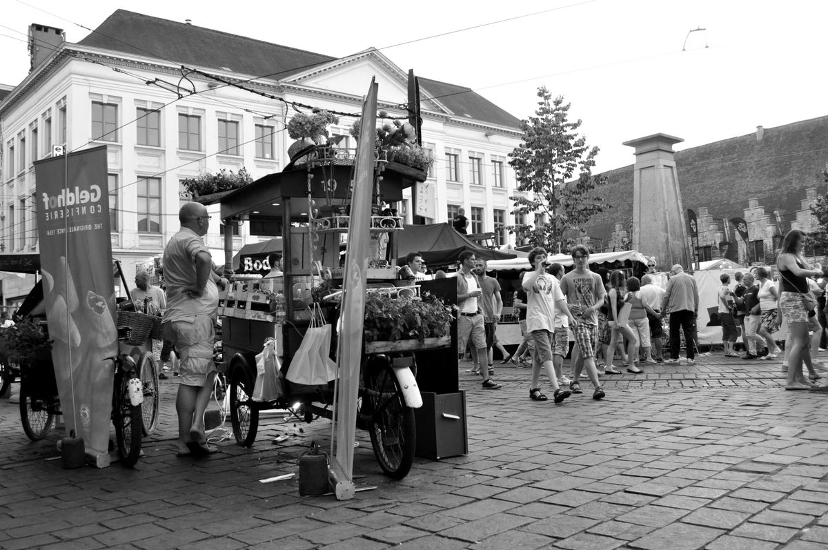 Selling Neuzekes in Ghent