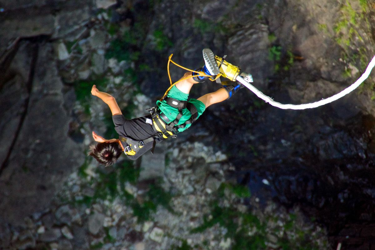 13 Millionen Menschen weltweit haben gesehen, wie James Bond im Film "Goldeneye" entlang der Verzasca-Staumauer im Tessin (Schweiz) 220m runtergeflogen ist.