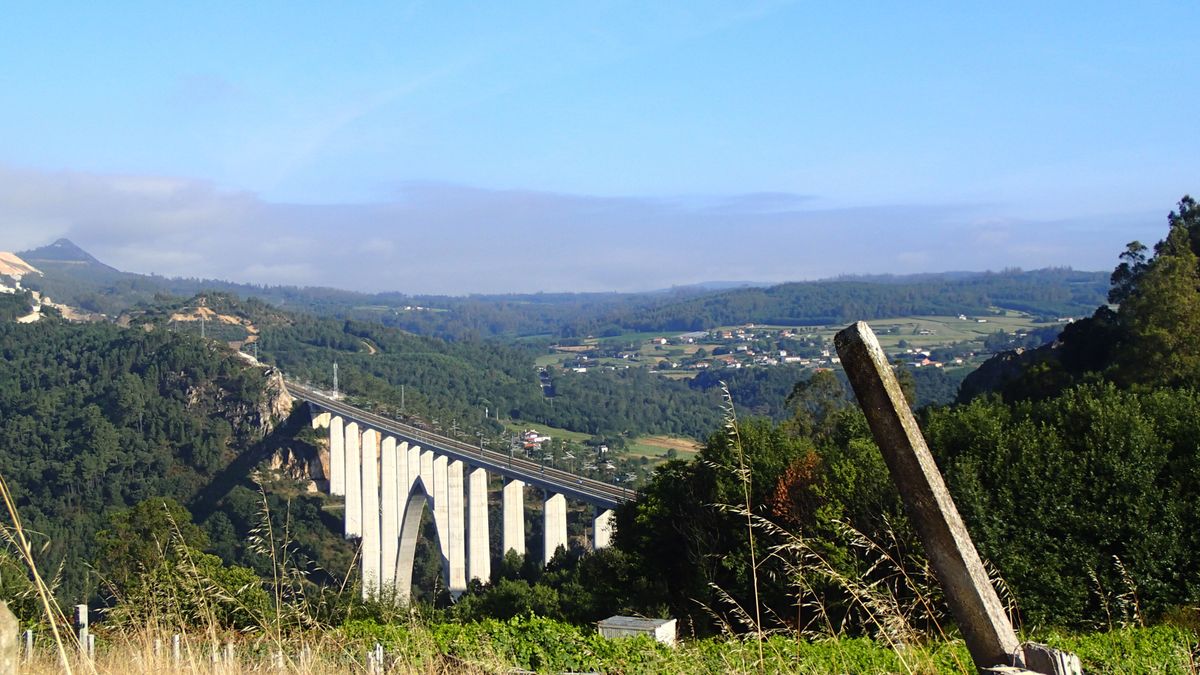 Viaducto del tren de alta velocidad sobre el rio Ulla en Silleda.