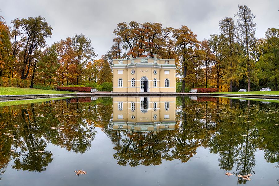 Foto van een weerspiegeling in de tuin bij het Catharina paleis