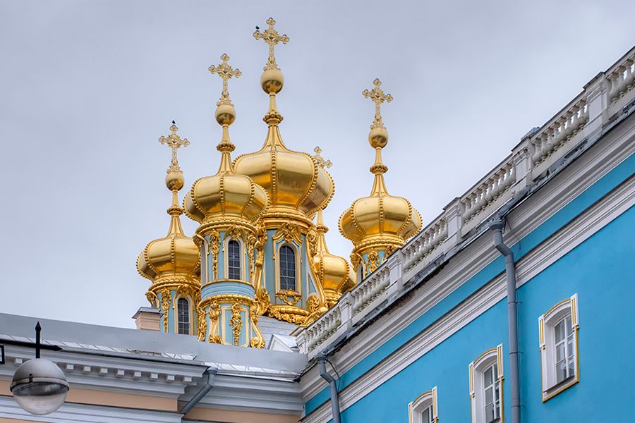 De gouden torens van het Catharina paleis nabij Sint Petersburg