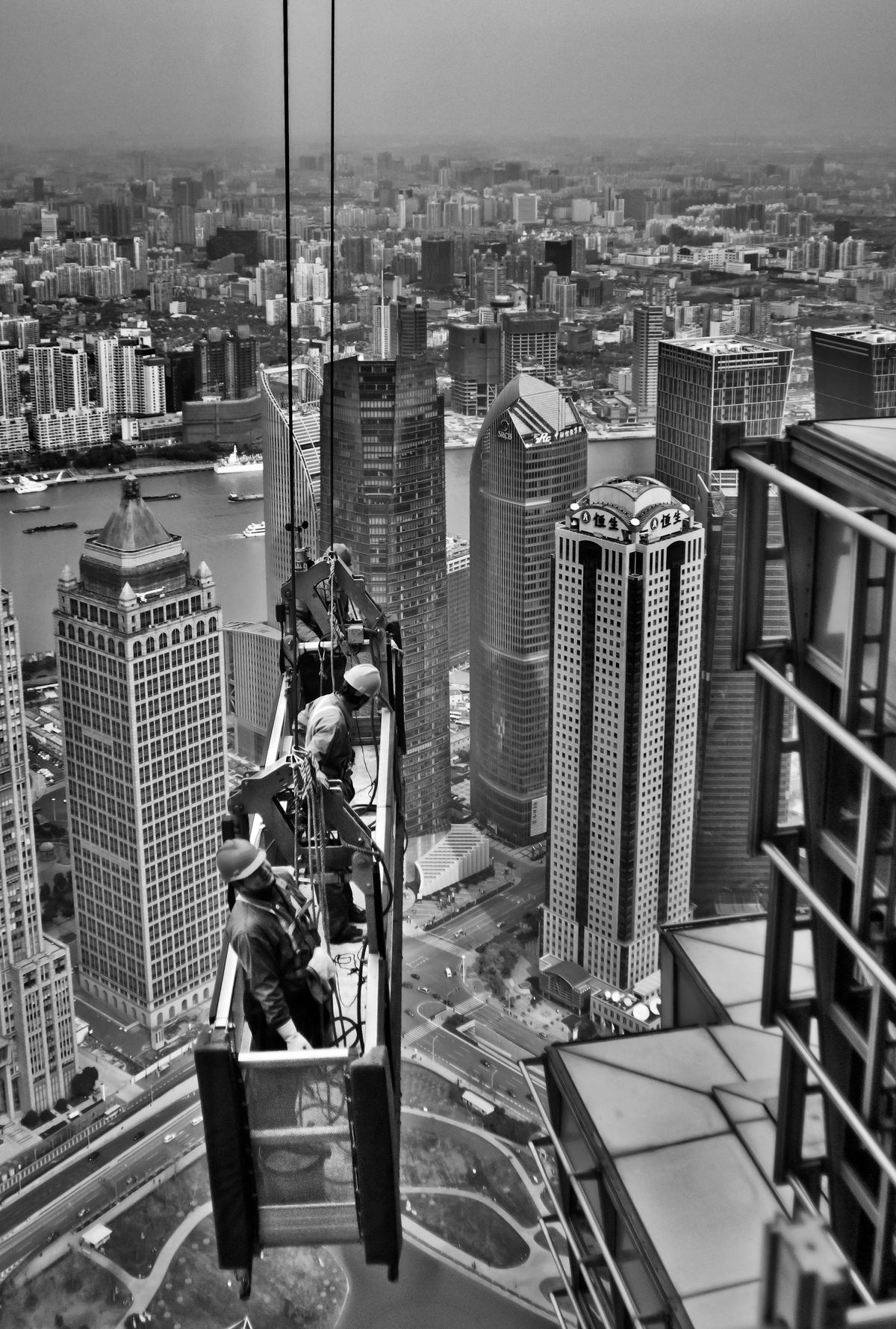 Desde la Torre de Jim Mao en Shanghai los limpia cristales subían sin importar la altura de 380 mts.