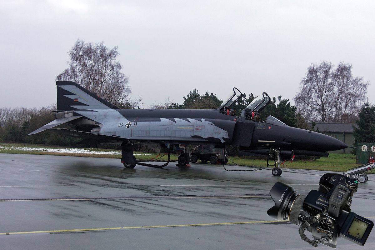 Die in 37+11 in Flyout Trauerflor. Einer der schwärzesten Tage in Westfalen war die Schließung des Westfalengeschwaders am 15.12.2005. Die 37+11 F-4F "Phantom II" vor ihren letzten Flug nach Wittmundhafen, wo die Maschine für die Nachwelt erhalten werden sollte. Aber mittlerweile wurde die Maschine aus unbekannten Gründen  verschrottet. Zu Postet ein Bild von 2005 : https://community.sony.de/t5/termine-treffen-off-topic/postet-ein-bild-von-2005-bis-egal/m-p/2620776#M26339